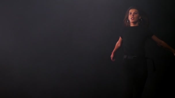 Νεαρή ελκυστική γυναίκα που περπατάει στη σκηνή και στέκεται σε σέξι στάση — Αρχείο Βίντεο