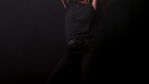 Junge attraktive Frau tanzt in dunkel verrauchtem Studio — Stockvideo