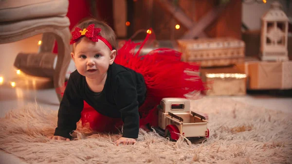 Jul studio - en liten flicka som leker med en leksaksbil — Stockfoto