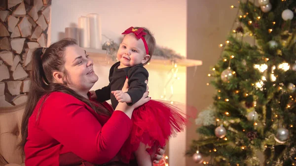 Christmas concept - A plump woman holding her little daughter — ストック写真