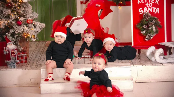 Christmas concept - Little babies sitting on the floor and playing with empty box — 图库照片