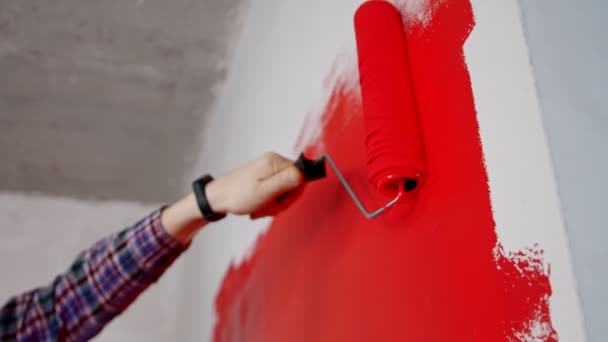 Ремонт квартир - покрытие прозрачной стены красного цвета — стоковое видео