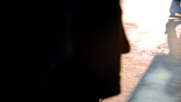 Женщина на катке катается на катке на открытом воздухе — стоковое видео