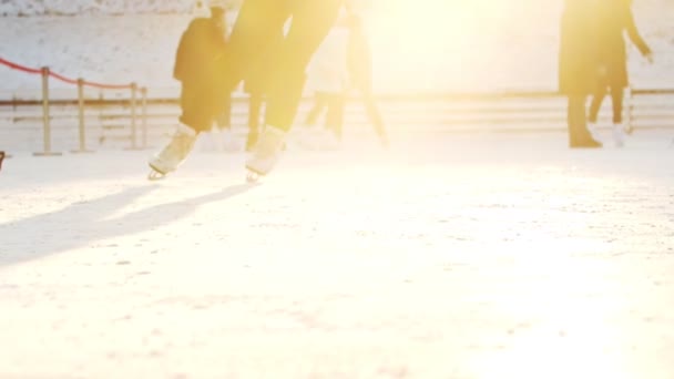 Egy nő korcsolyázik a jégpályán a szabadban - lelassul — Stock videók