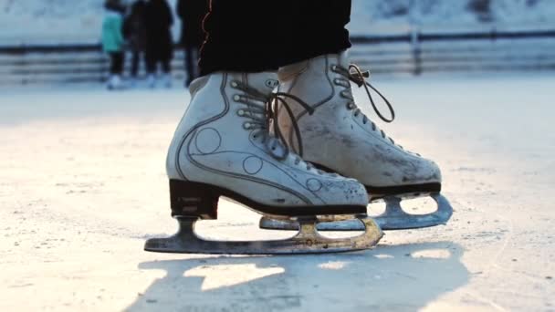 一个在冰上溜冰的女人从摄像机前滑开了 — 图库视频影像