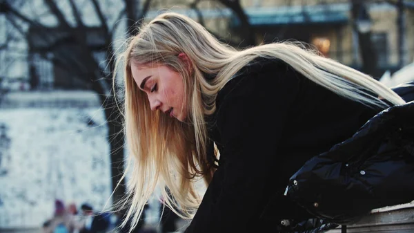 Uma jovem mulher atraente com cabelo loiro amarrar seus patins figura — Fotografia de Stock