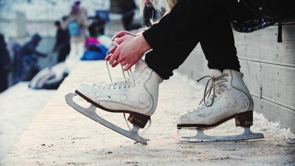 Руки женщины развязали фигурное катание.
