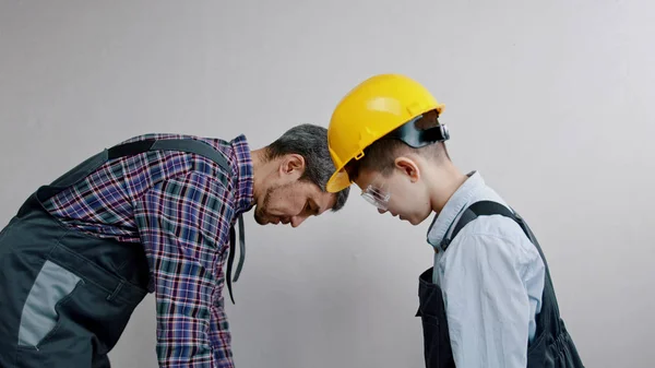 Vader en zoon op het punt om de muur te schilderen — Stockfoto