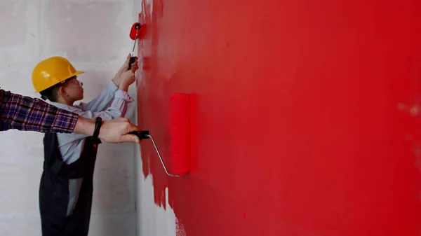 Familie overkapping muur in felrode verf in nieuw appartement — Stockfoto