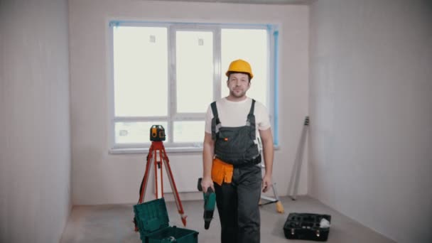 A man worker in draft apartment holding instrument — Stock Video