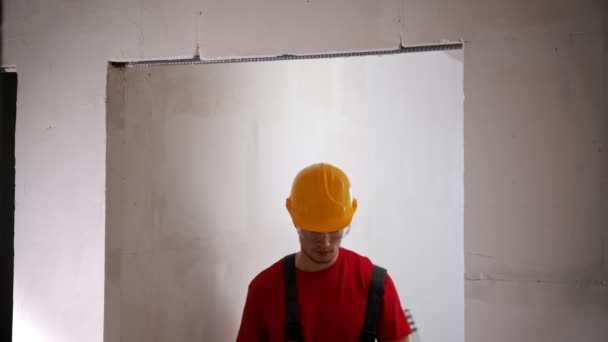Ένας εργάτης που μετράει την πόρτα με ρουλέτα. — Αρχείο Βίντεο
