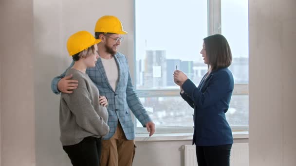 Un agent immobilier donne les clés de l'appartement à une jeune famille — Video