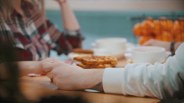 Una pareja en la cafetería almorzando y tomados de la mano — Vídeos de Stock