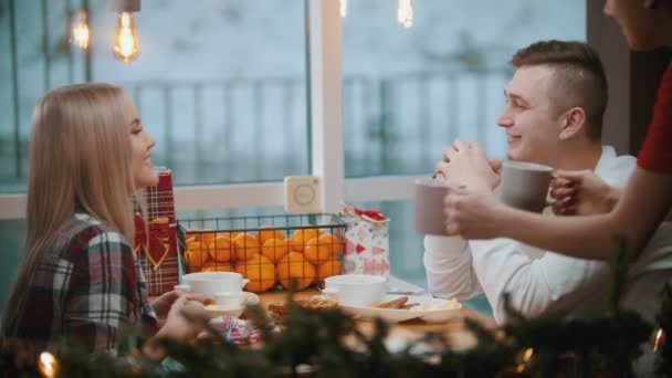 Una pareja en la cafetería almorzando y hablando entre ellos - camarero les trae tazas de café — Vídeos de Stock