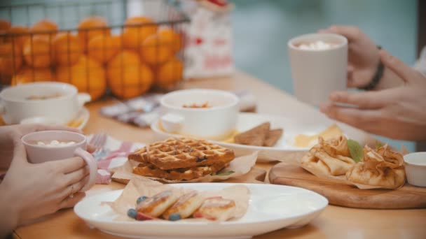 Kafede waffle ve krepten oluşan bir çift kahvaltı yapıyor. — Stok video