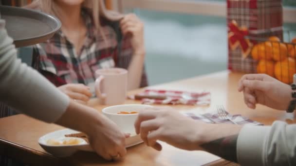 Een paar in café lunchen - ober brengt ze een bestelling — Stockvideo