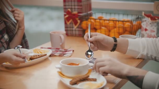 Um casal no café almoçando e prestes a comer o mingau de cereal — Vídeo de Stock