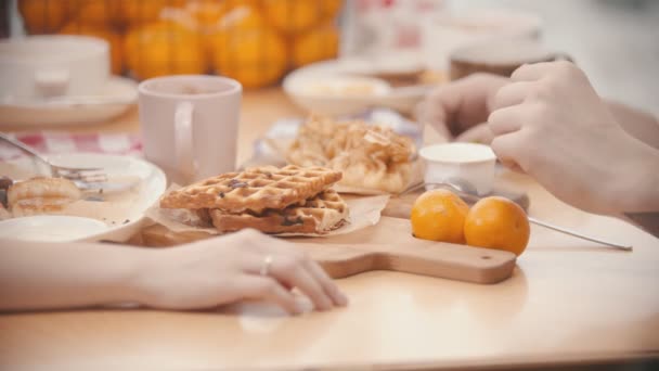 Una pareja en el restaurante almorzando de la mano — Vídeos de Stock