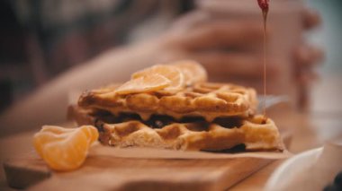 Bir waffle 'ı şurupla kaplamak
