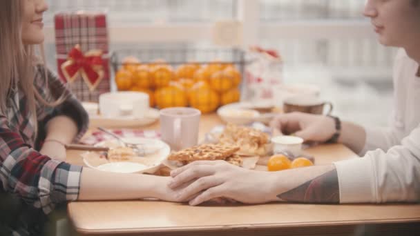 Пара в ресторане, обедающая, держась за руки и целуясь — стоковое видео