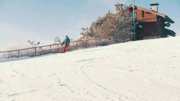 Snowboard-Winterkonzept - ein Mann mit Beinprothese auf Schlittschuhen den Berg hinunter — Stockfoto