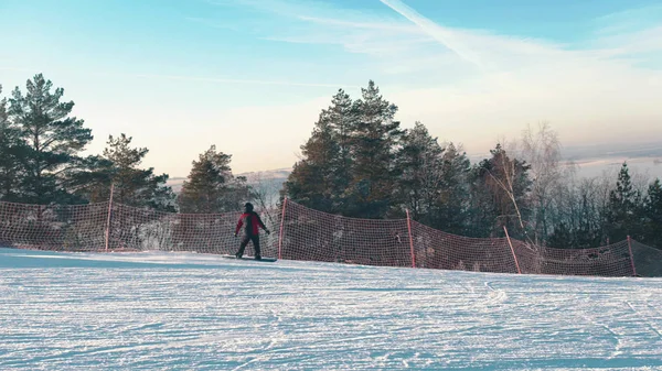 Snowboard - un hombre patinando por la montaña — Foto de Stock