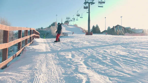 Snowboarding - Um homem ferido com a perna protética patinando na montanha — Fotografia de Stock