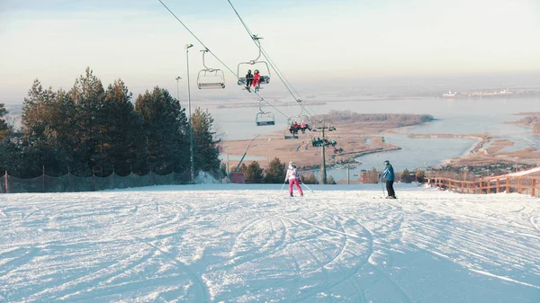 Snowboarding concept - Funicular φθάνει στο σταθμό - άνθρωποι snowboarding — Φωτογραφία Αρχείου