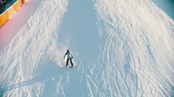 Snowboarding - ένα πρόσωπο πατινάζ κάτω από το βουνό — Φωτογραφία Αρχείου
