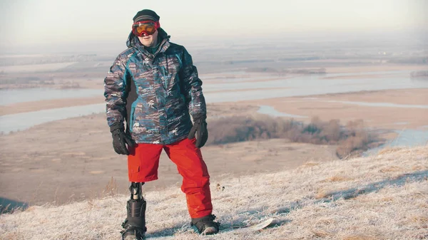 Snowboarding - A man with prosthetic leg standing on the board — 스톡 사진