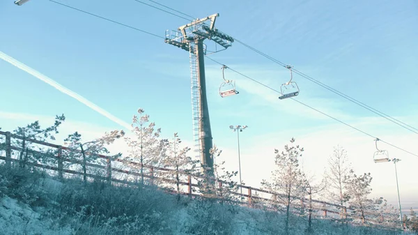 Koncepcja zimowa - kolejka linowa docierająca do stacji w górach — Zdjęcie stockowe
