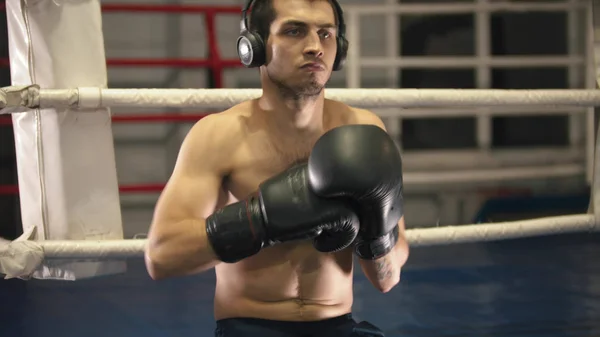 Boxer mit Handschuhen und Kopfhörern auf dem Ring — Stockfoto