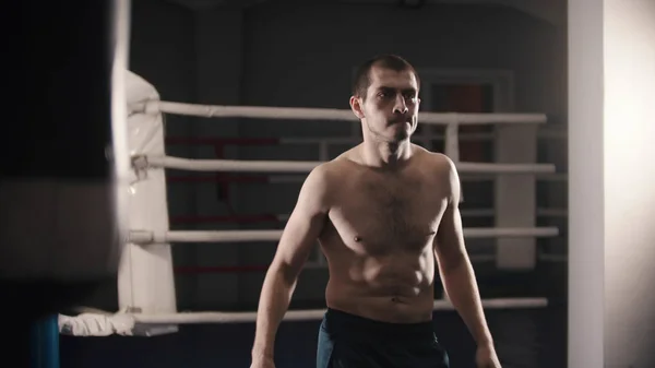 Muž boxer stojící u ringu — Stock fotografie