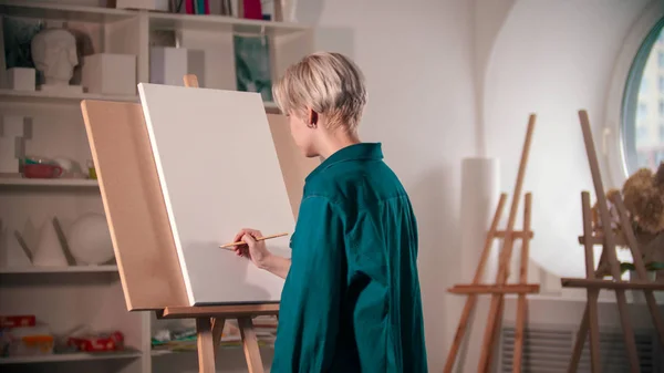 A young woman sketching on the canvas — 스톡 사진