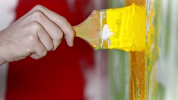 Bir fırça kullanarak sarı renkli boya ile boyama duvarı — Stok video