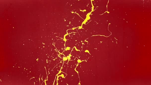 Schizzi di vernice di colore giallo sulla parete rossa — Video Stock