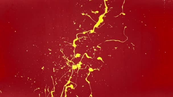 Schizzi di vernice di colore giallo brillante sulla parete rossa - sfondo strutturato — Video Stock