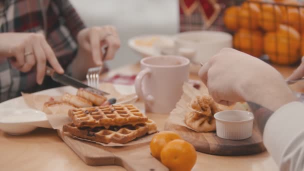 Pareja comienzan a desayunar en la cafetería — Vídeos de Stock