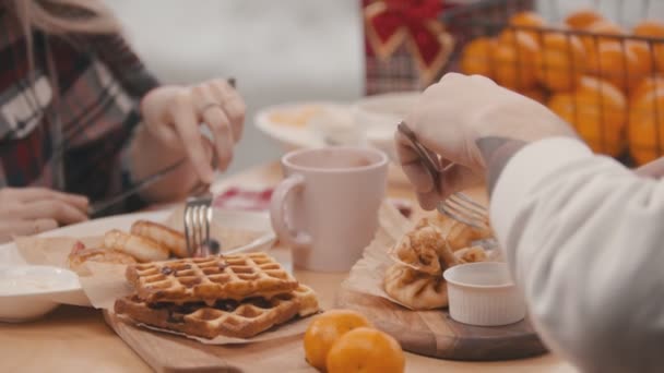 Paar die hun ontbijt eten aan een tafel in een café — Stockvideo