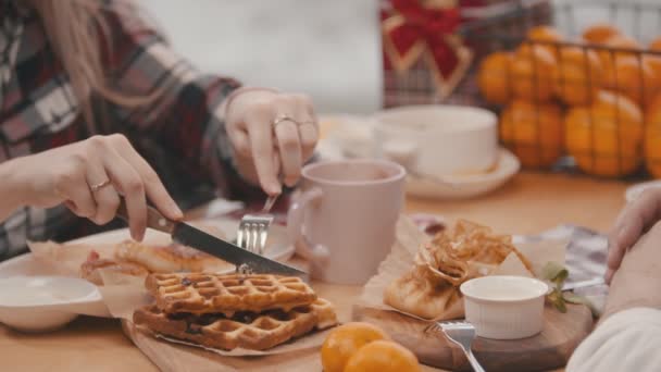 Mulher está cortando um waffles com uma faca — Vídeo de Stock