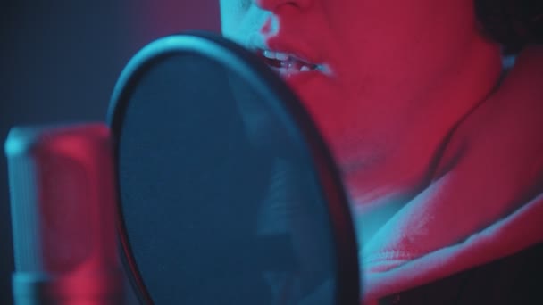 A man rapping through the pop-filter in the microphone — 비디오