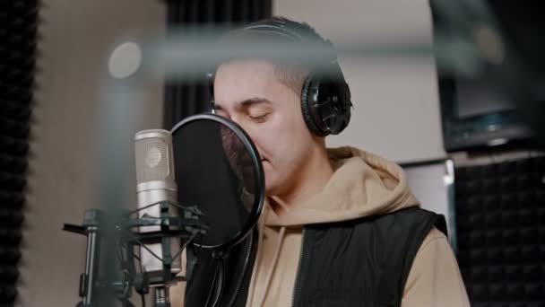 Muž raper nahrávat jeho skladbu ve studiu - stále stydlivý a přestat nahrávat — Stock video