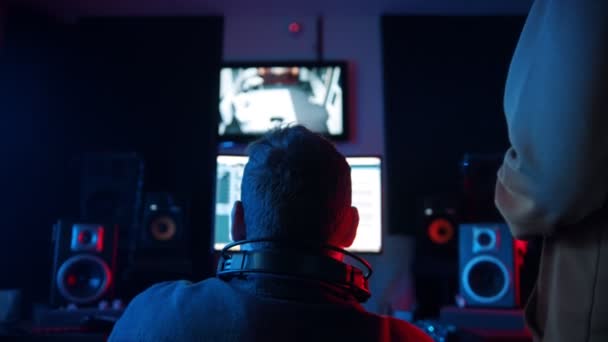 Um homem engenheiro de som e rapper trabalhando na pista — Vídeo de Stock