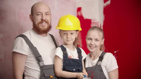 Gelukkig familie staat en kijken naar de camera dochter is met een borstel — Stockfoto