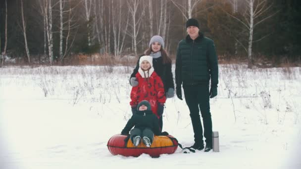 Familia sonriente parada al aire libre cerca del bosque — Vídeo de stock