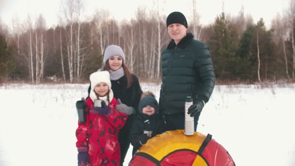 Family standing outdoors holding termos and cups with tea — Stok video