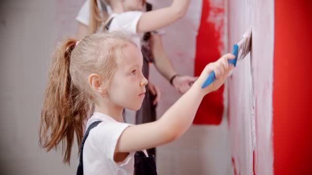 Батьки хвалять маленьку дівчинку за пофарбовані стіни — стокове відео