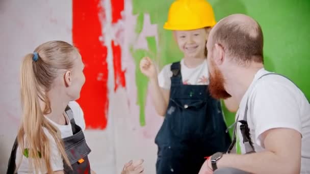 A família feliz está olhando para a câmera e sorrindo — Vídeo de Stock