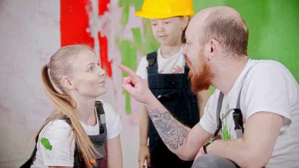 Mama und Papa beschmieren sich gegenseitig die Nasen mit grüner Farbe und lachen — Stockvideo