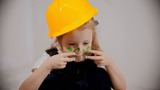 Sly girl is painting her face with white paints and smiling — 图库视频影像